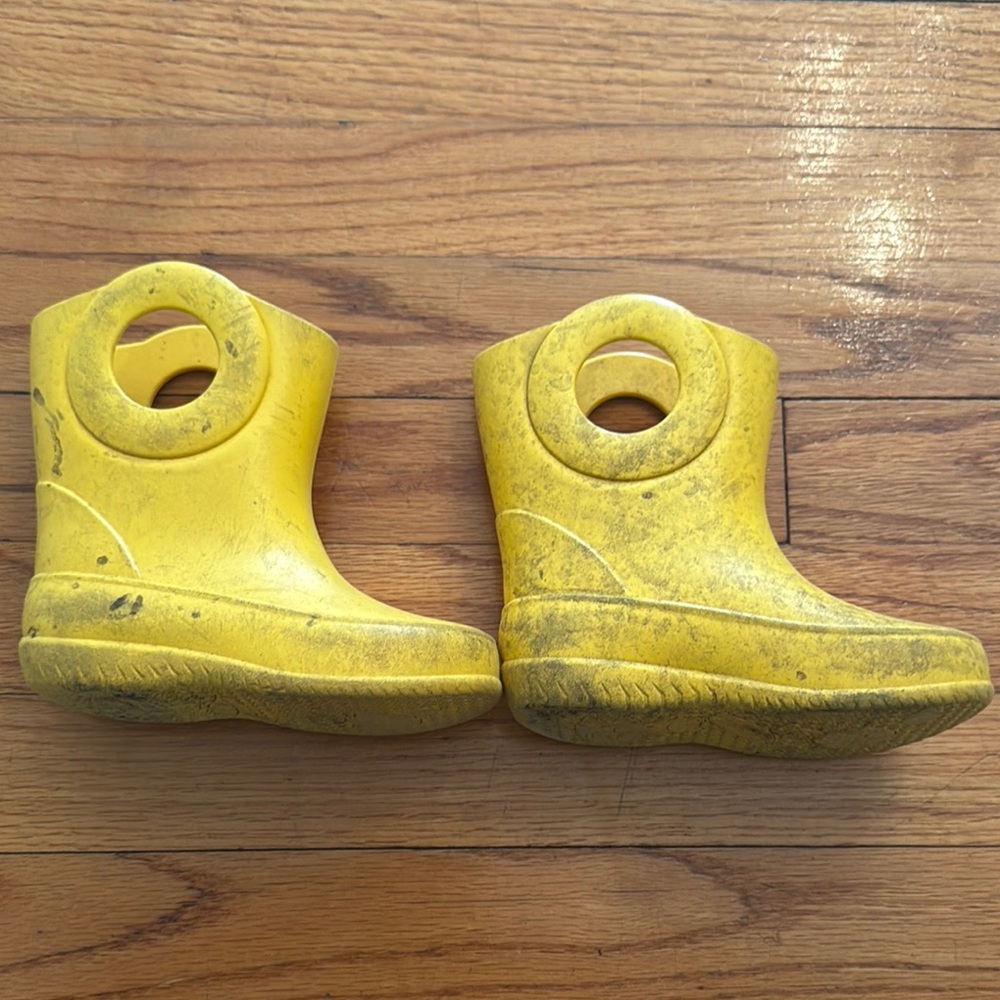 Toddler yellow rain boot size 7